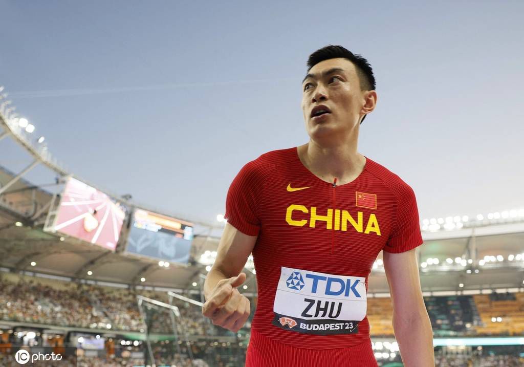 很多人都在谈论英超冠军争夺战，不过我们不想谈论这个，但我们的目标是赢得联赛冠军，这是很清楚的，我们知道有一条很长的路要走，我们必须尽可能地做到完美。